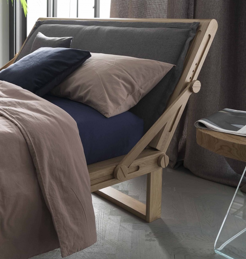 Cama en madera natural