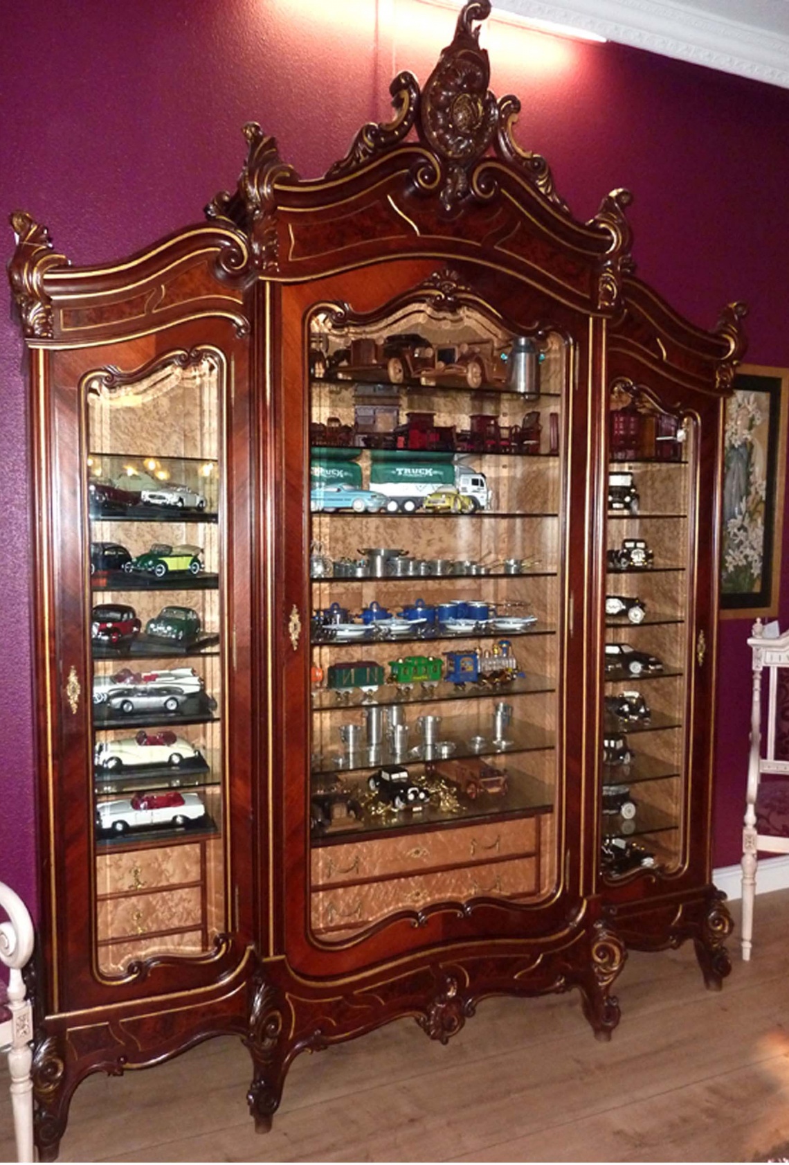 ANTIQUE LOUIS XV STYLE DISPLAY CASE IN MAHOGANY COLOR COMBINED WITH GOLD ANTIQUE LOUIS XV STYLE DISPLAY CASE IN MAHOGANY COLOR COMBINED WITH GOLD