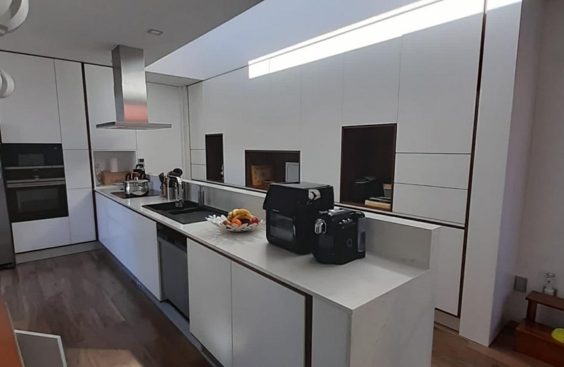 HIGH-GLOSS WHITE KITCHEN