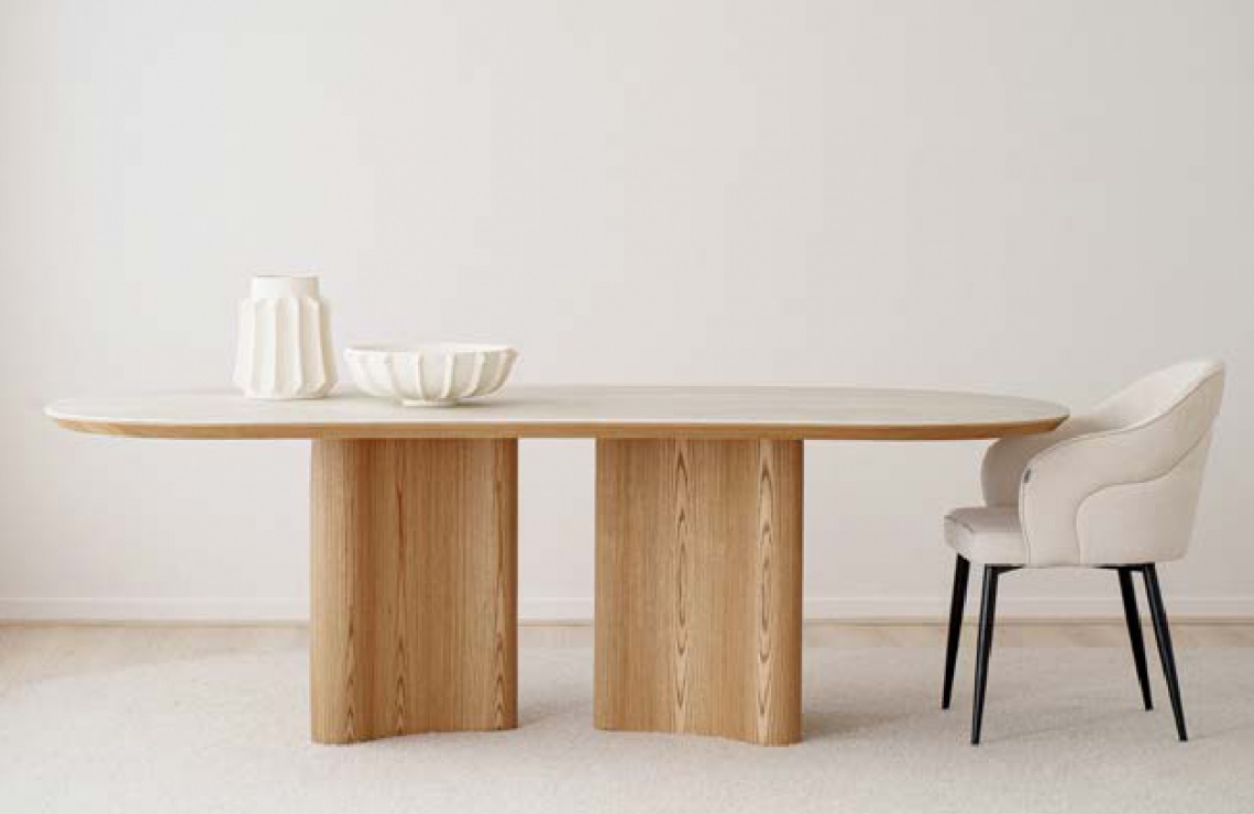 MESA DE COMEDOR EN MADERA NATURAL 