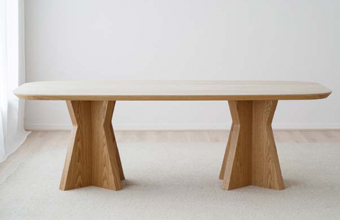 MESA DE DOS PIES EN MADERA NATURAL