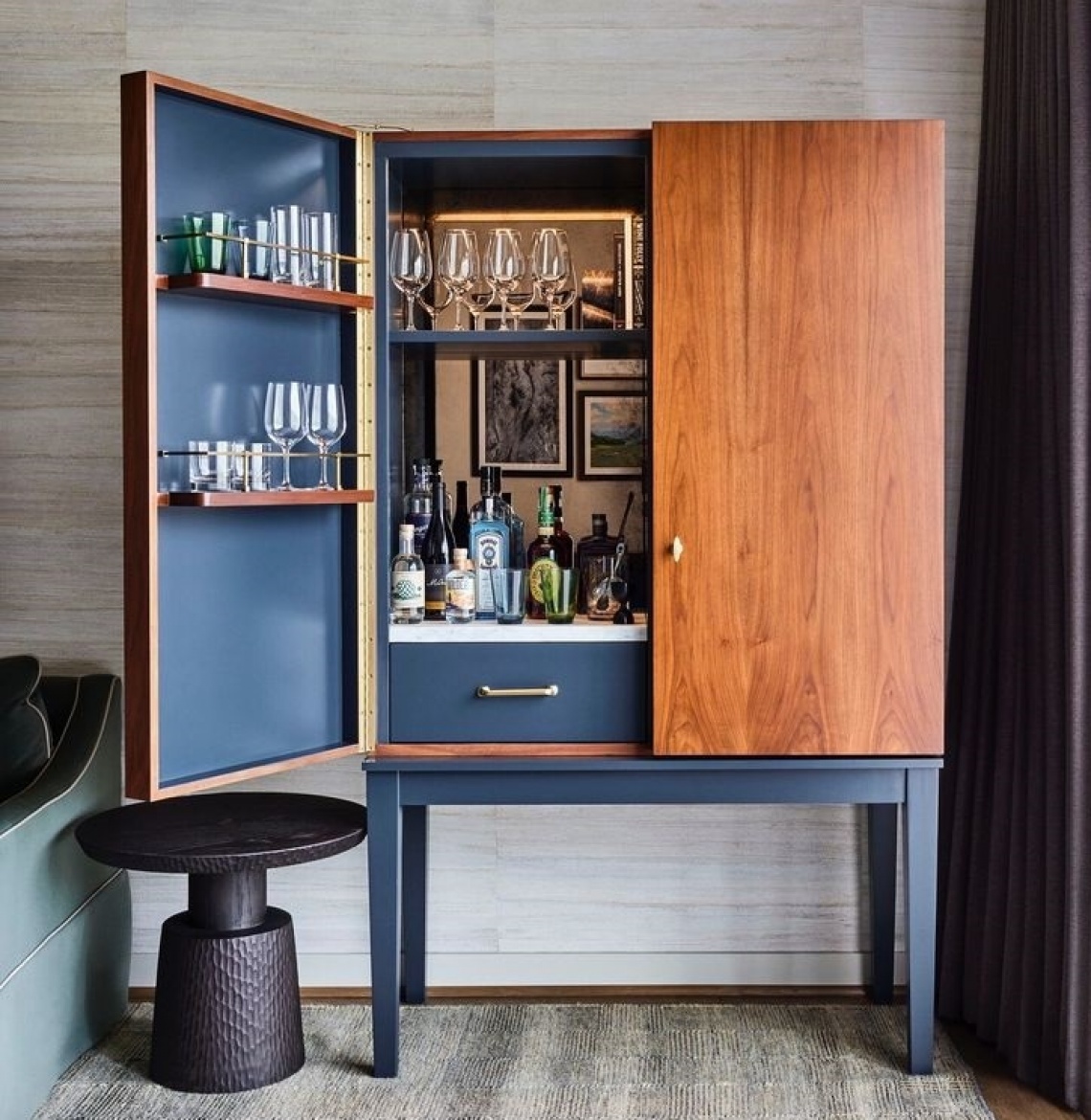 MUEBLE BAR LACADO EN AZUL Y MADERA