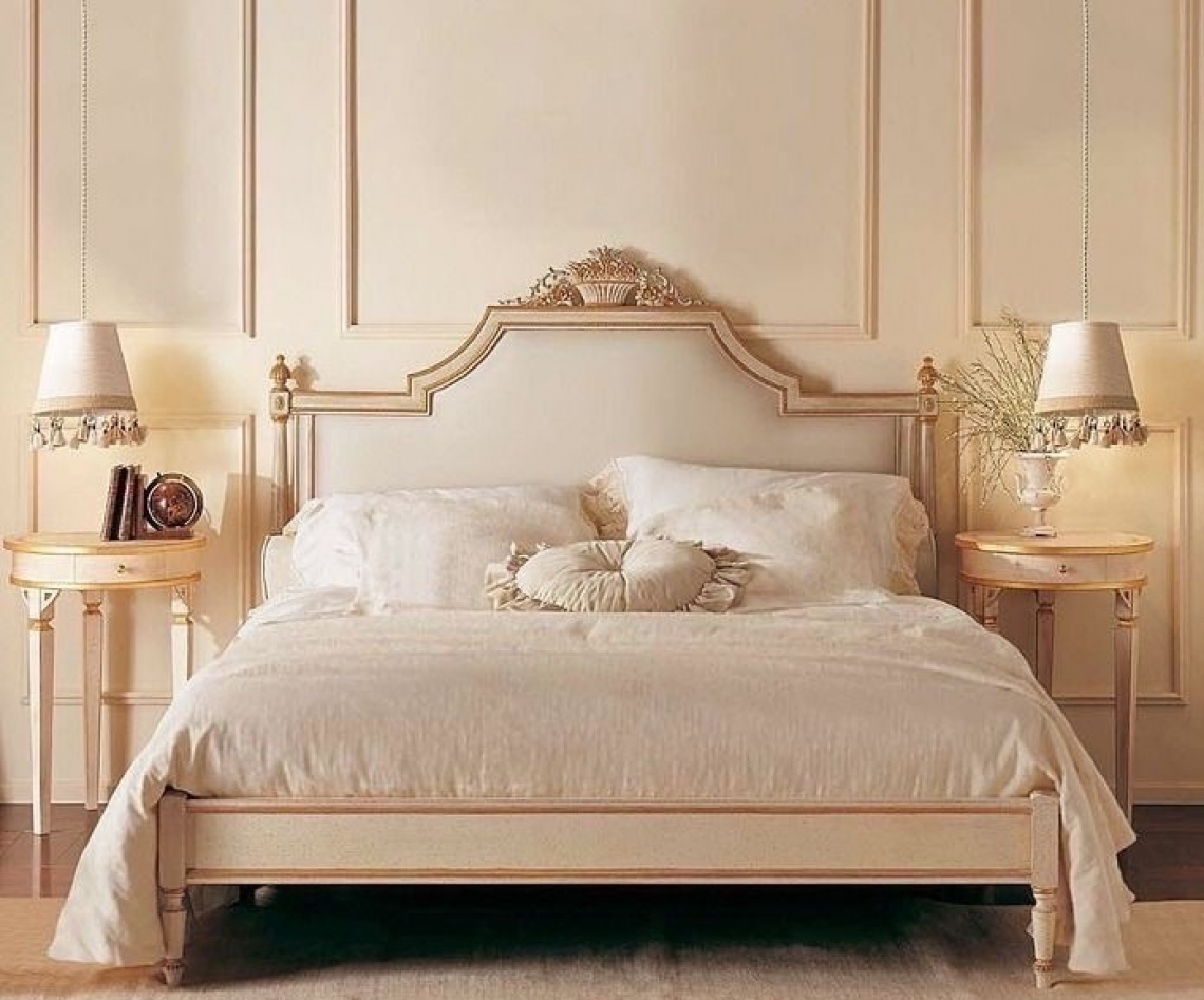 CLASSIC BED WITH BENCH AND WITH CARVED PLUME