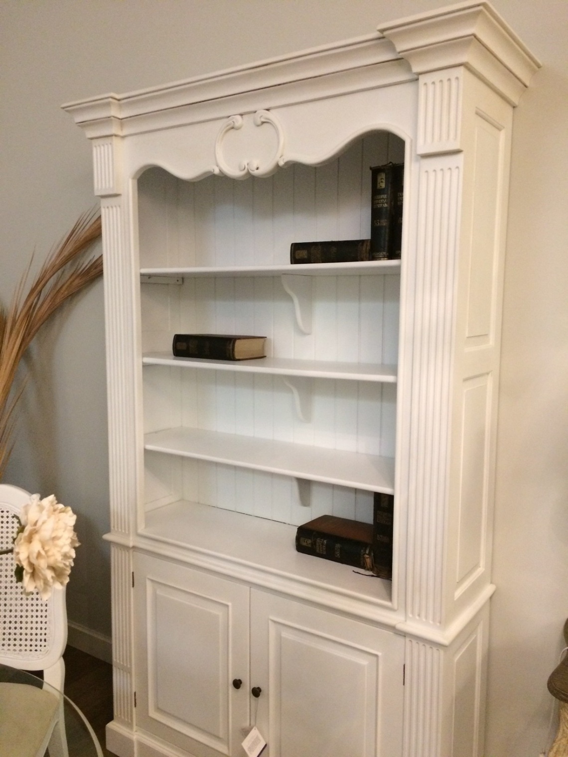 LIBRARY WITH STRIPED DECORATION AND CLASSIC CAPITAL