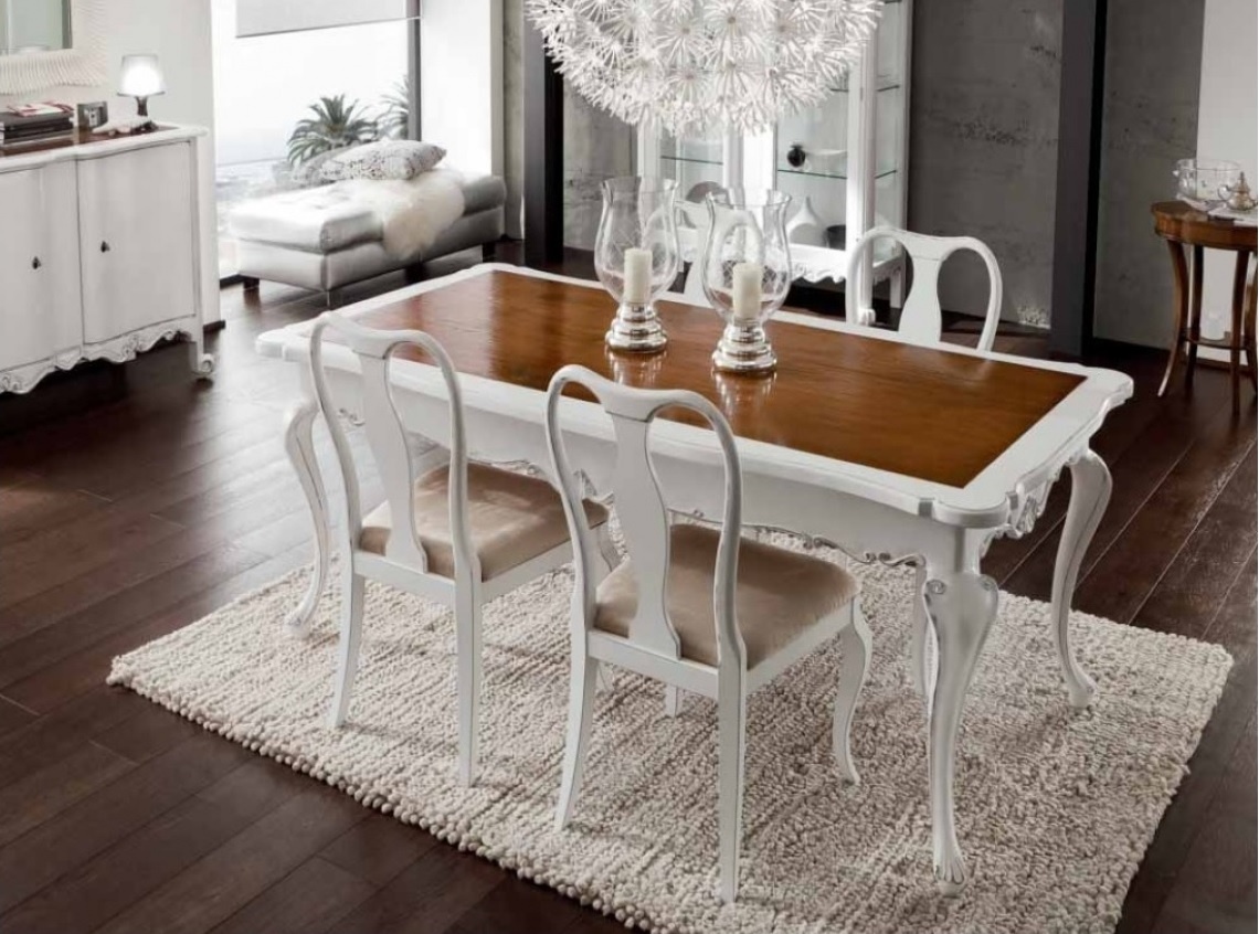 DINING TABLE SITH CLASSIC-STYLE CHAIRS FEATURING EMBOSSED DETAILS IN WHITE