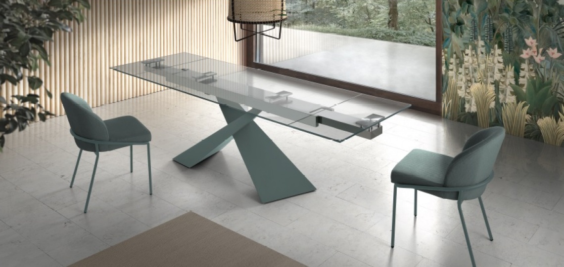 MESA EXTENSIBLE Y SILLAS