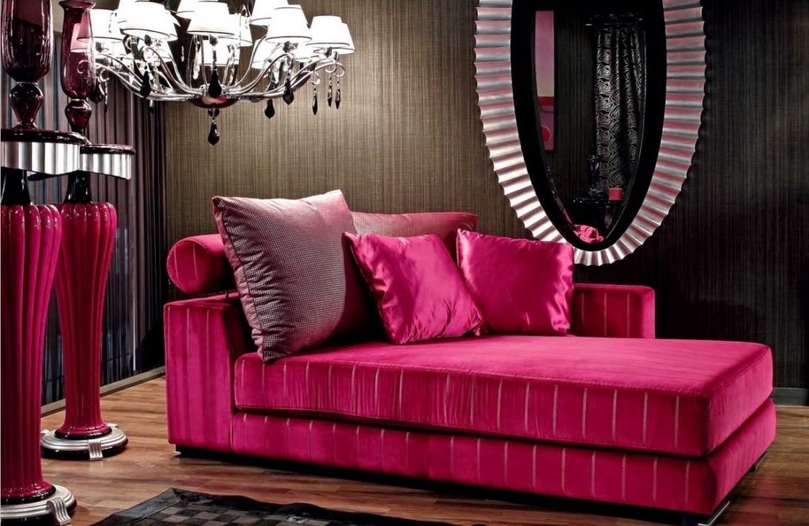FUCHSIA PINK UPHOLSTERED CHAISE LONGUE WITH MATCHING CUSHIONS