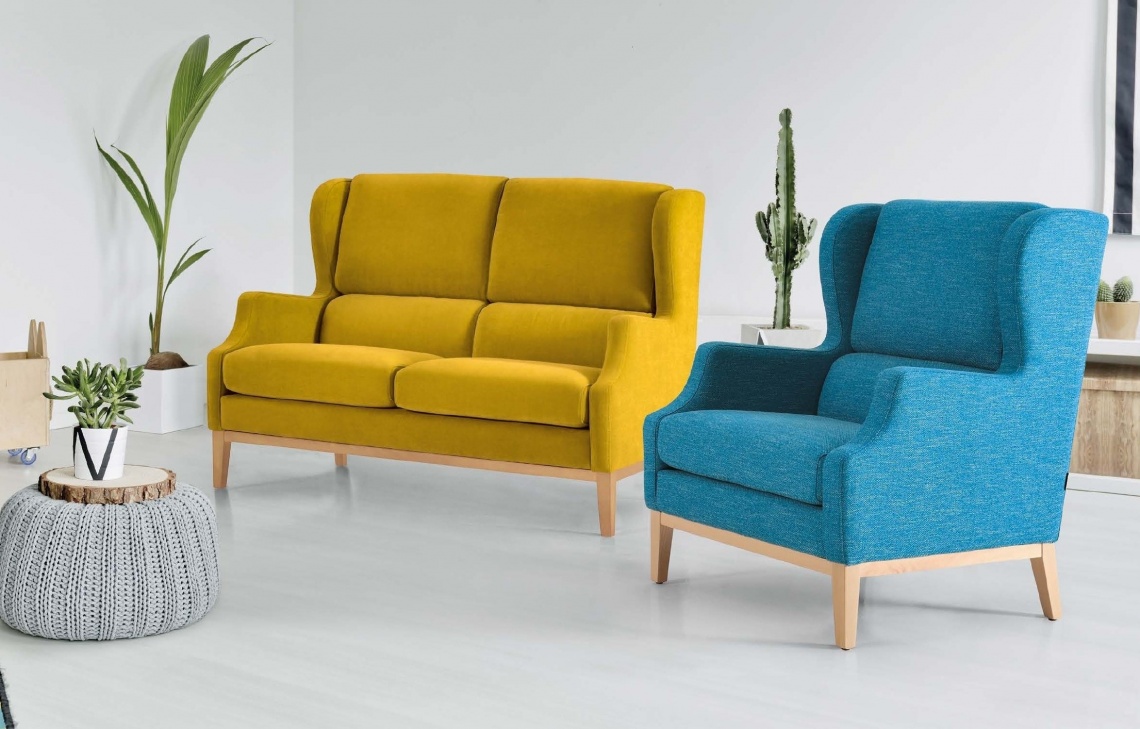 SOFÁ EN AMARILLO Y AZUL
