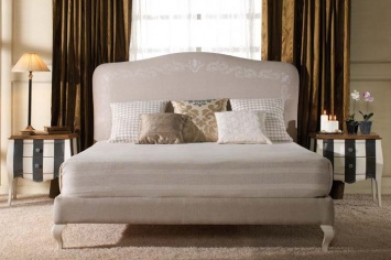 CLASSIC BEDROOM WITH STRIPED LACQUERED NIGHTSTANDS AND CHERRY TOP AND UPHOLSTERED HEADBOARD WITH BENCH