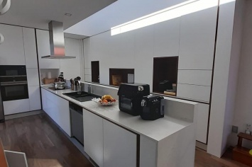 HIGH-GLOSS WHITE KITCHEN