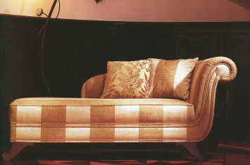 CLASSIC CHAISELONG UPHOLSTERED WITH STRIPED FABRIC