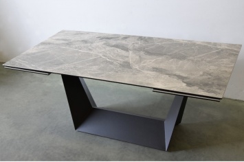 3598 MESA DE COMEDOR HIERRO Y PORCELANICO