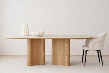 MESA DE COMEDOR EN MADERA NATURAL 