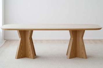 MESA DE DOS PIES EN MADERA NATURAL