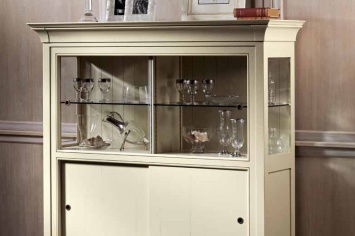 WHITE LACQUERED CONTAINER WITH SLIDING DOORS AT THE BOTTOM AND A DISPLAY CASE AT THE TOP