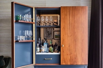 MUEBLE BAR LACADO EN AZUL Y MADERA