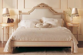 CLASSIC BED WITH BENCH AND WITH CARVED PLUME
