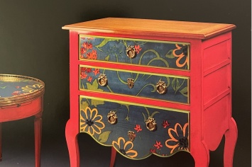CÓMODA EN ROJO Y PINTURAS
