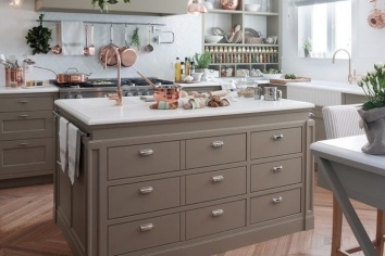 COCINA LACADA CON TAPA DE MÁRMOL