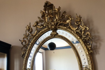 ELEGANT OVAL MIRROR IN GOLD LEAF WITH CUT GLASS