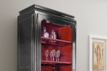 VITRINA EN ROJO Y NEGRO