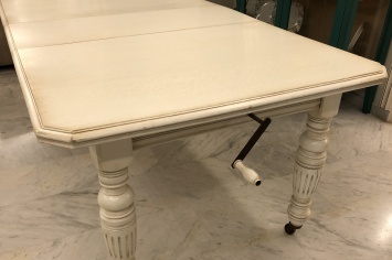 MESA CON MANIVELA