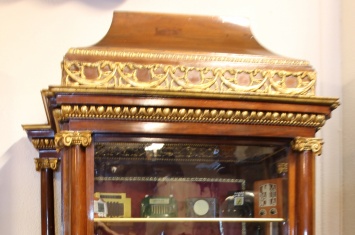URNA CON DORADO