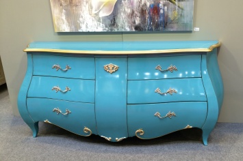 CÓMODA EN AZUL CON DORADO