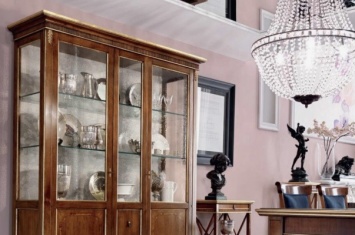 VITRINA DE TRES PUERTAS