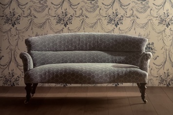 7994 SOFA DE ESTILO TAPIZADO COORDINADO CON PAPEL PINTADO