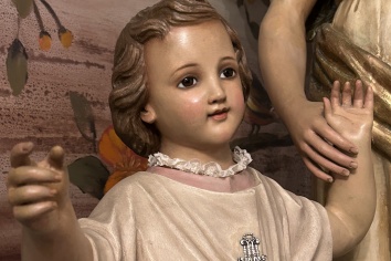 ESCULTURA DE ANGEL CON POLICROMÍA