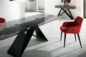 MESA Y SILLONES EN NEGRO Y ROJO