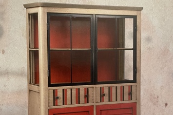 VITRINA DECORADA EN VARIOS COLORES
