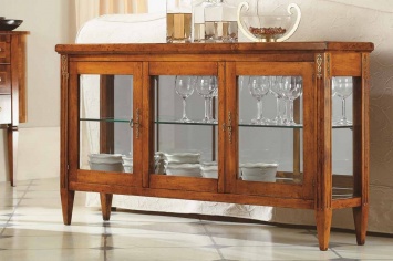 VITRINA BAJA DE TRES PUERTAS