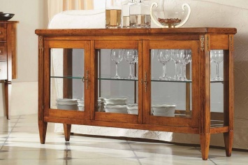 VITRINA BAJA DE TRES PUERTAS