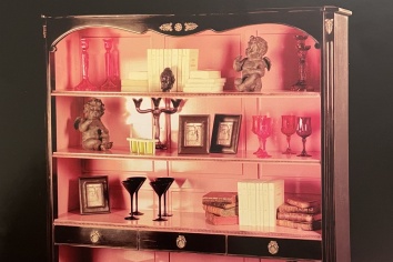 ESTANTERÍA EN NEGRO Y ROSA
