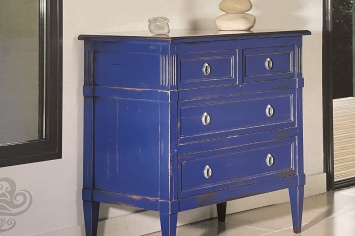 CÓMODA LACADA EN AZUL CON DESGASTES