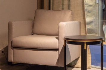 SILLON TAPIZADO Y VELADOR