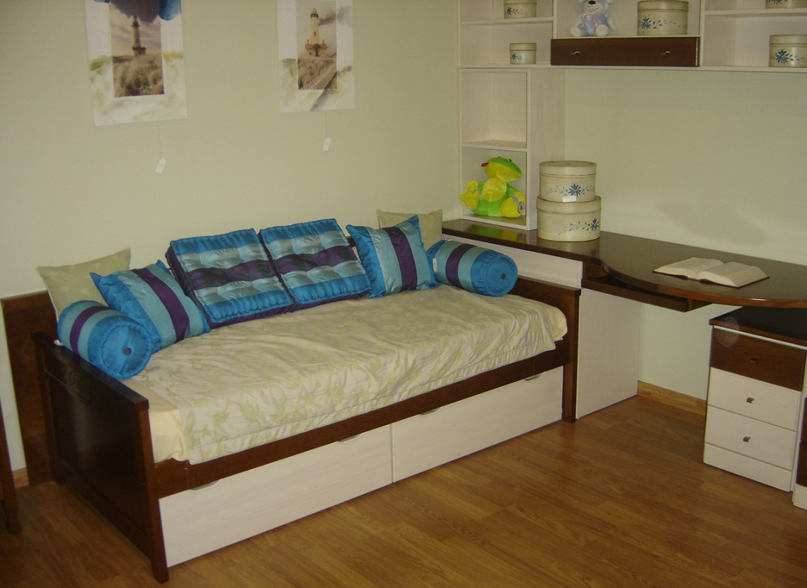 BEDROOM WITH TRUNK BED AND DESK IN TWO COLORS: WHITE AND CHERRY