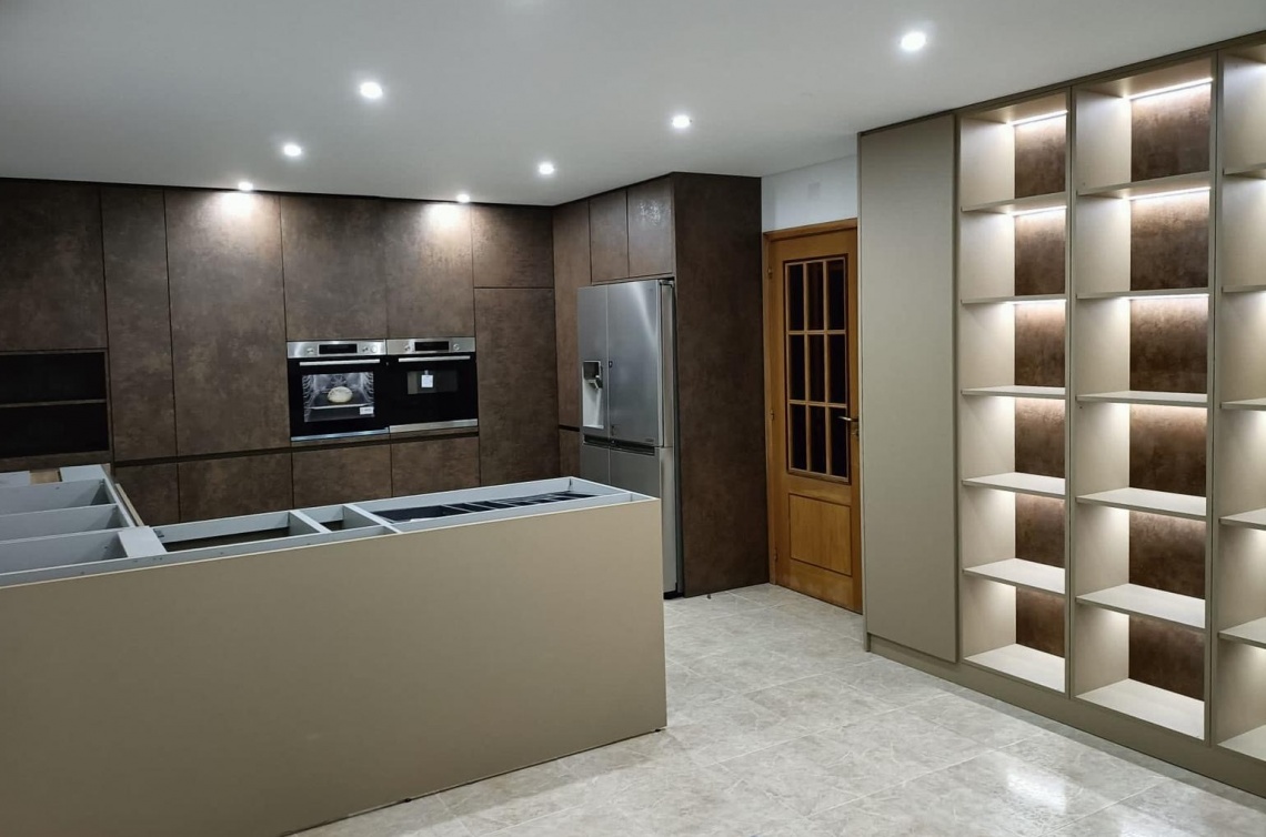 COCINA EN DOS MATERIALES