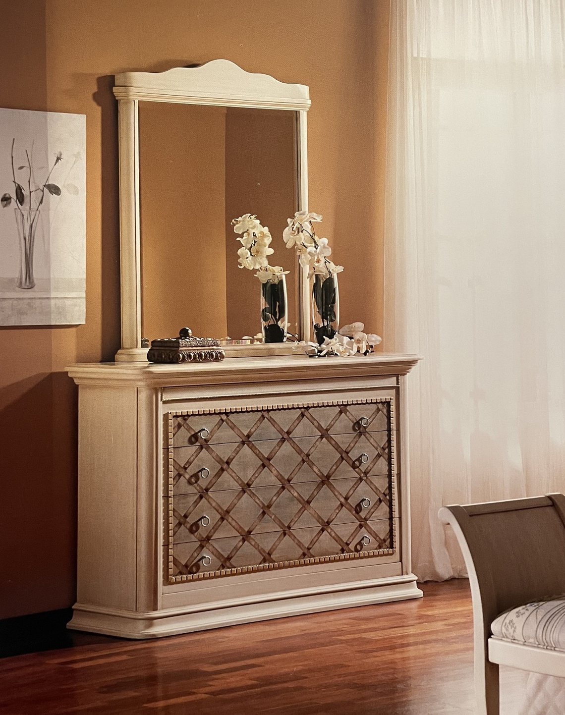 CÓMODA CON DECORACIÓN