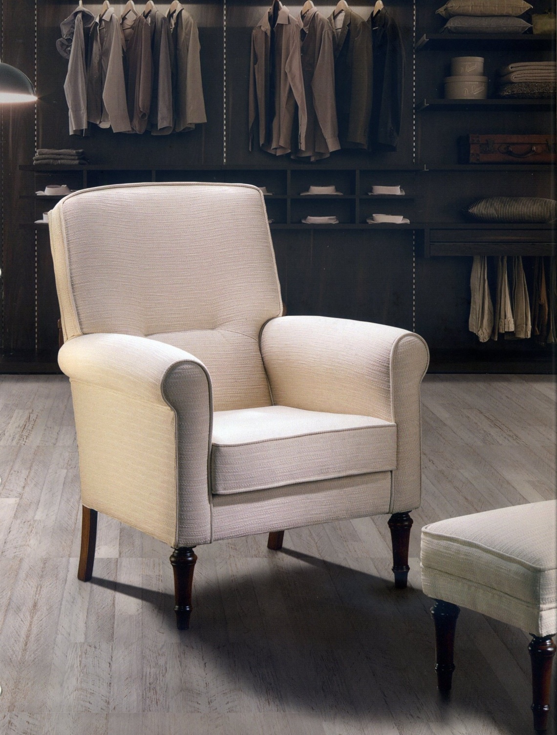 SILLÓN CLÁSICO CON PATAS DE MADERA