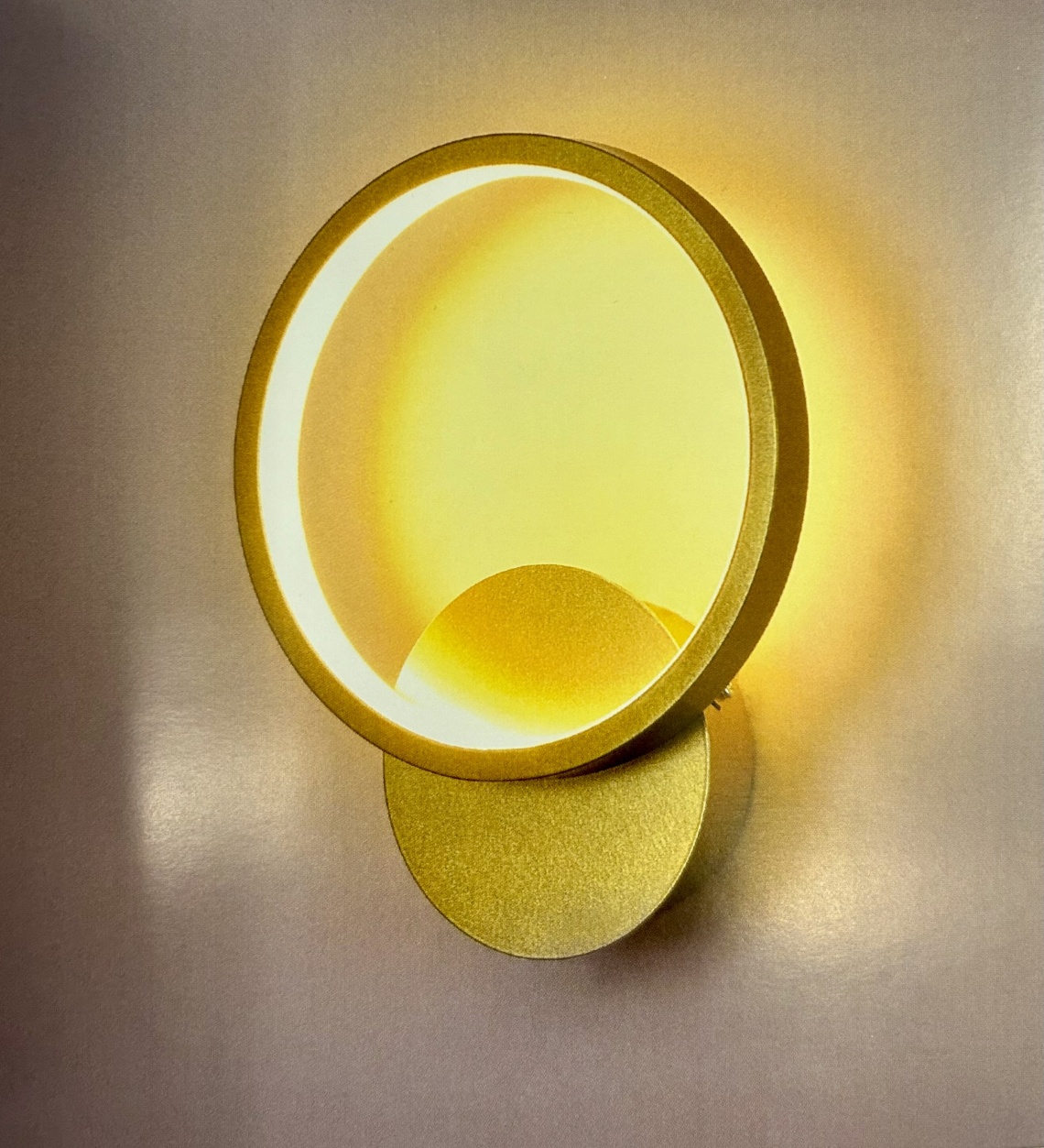 7997 APLIQUE DE PARED ORO Y LUZ LED