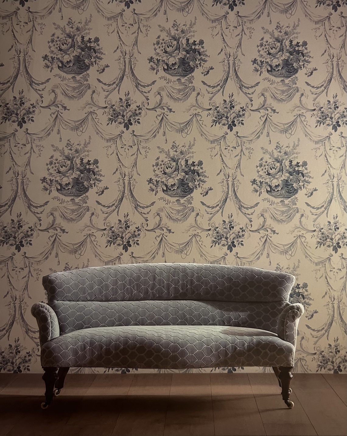 7994 SOFA DE ESTILO TAPIZADO COORDINADO CON PAPEL PINTADO