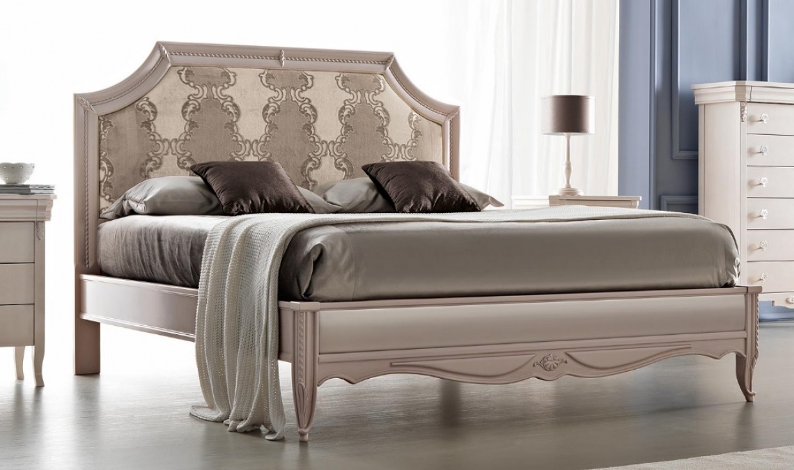 CLASSIC STYLE UPHOLSTERED BED WITH BENCH