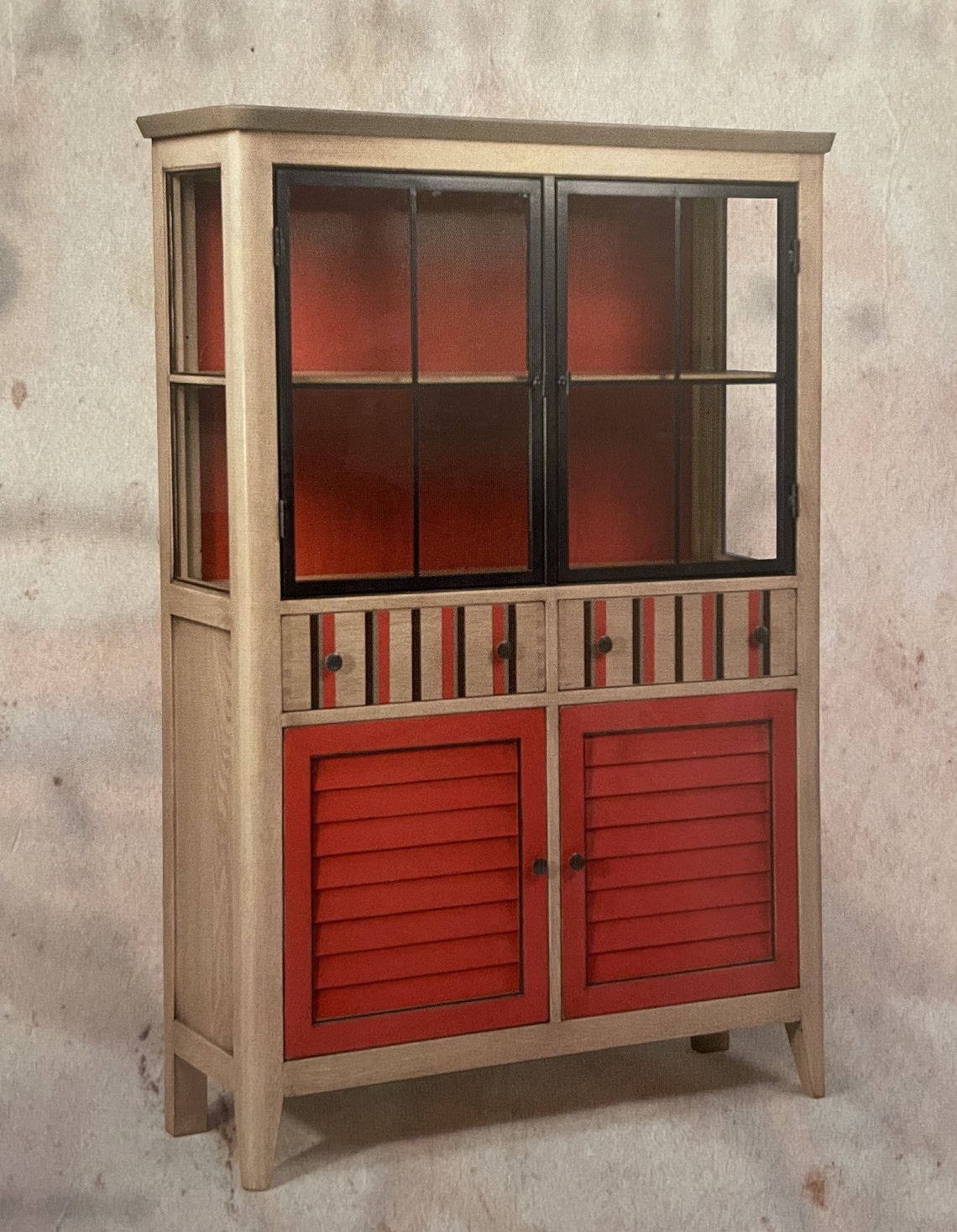 VITRINA DECORADA EN VARIOS COLORES