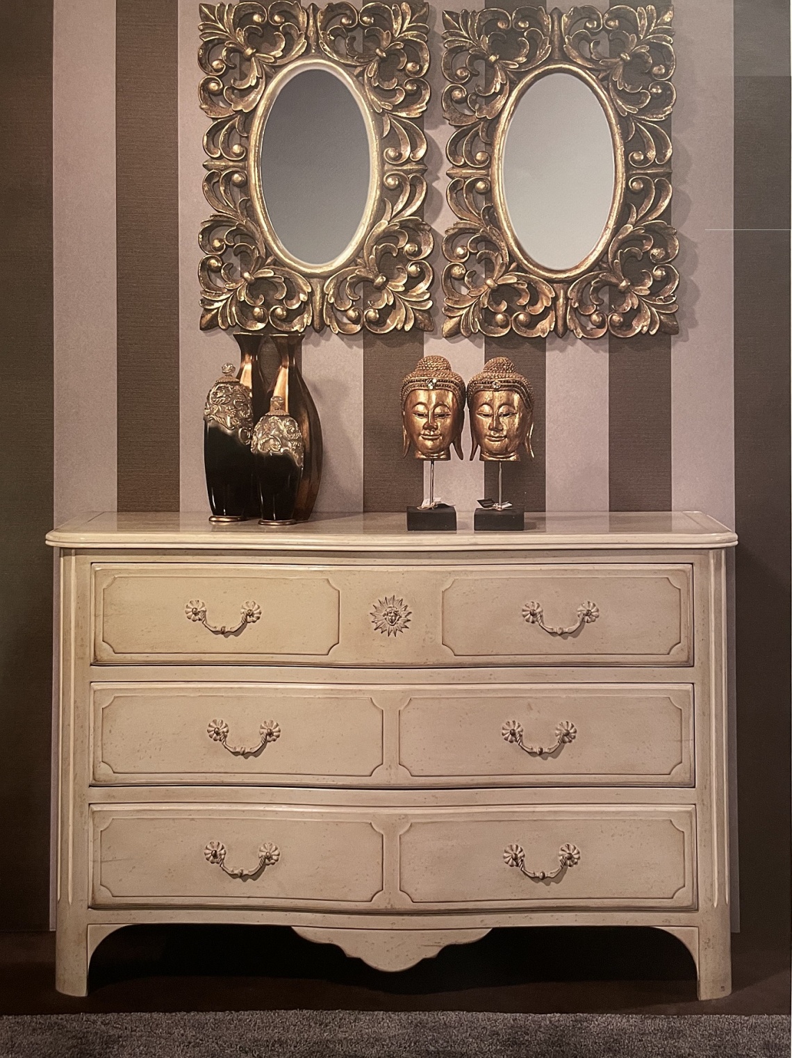 CLASSIC THREE-DRAWER CHEST OF DRAWERS LACQUERED IN DISTRESSED WHITE