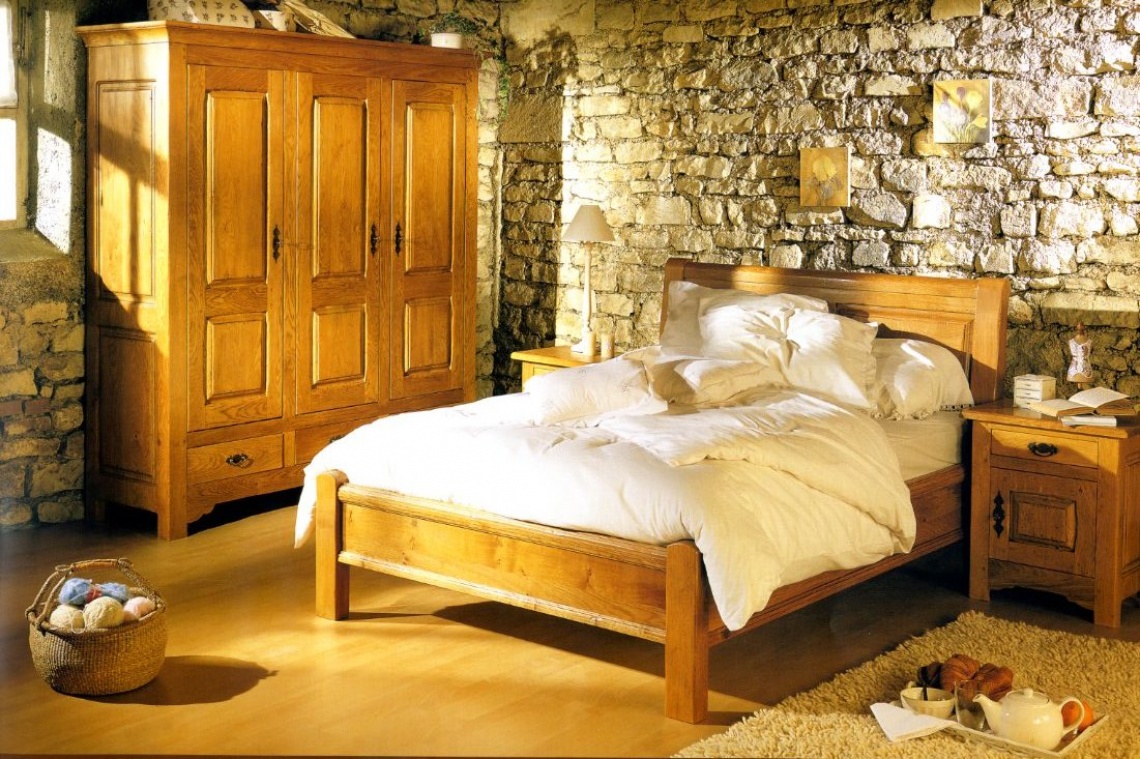 RUSTIC STYLE BED WITH DOOR AND DRAWER NIGHTSTANDS AND THREE-DOOR WARDROBE