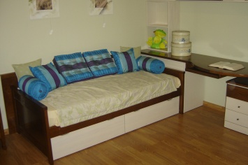 BEDROOM WITH TRUNK BED AND DESK IN TWO COLORS: WHITE AND CHERRY