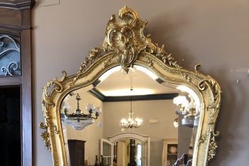 ANTIQUE ROCOCO-STYLE MIRROR IN GOLD LEAF WITH CURVED SHAPES